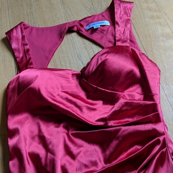 Red satin like dress - Picture 2 of 7